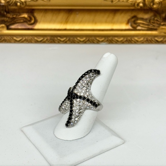Black & Silver Rhinestone Starfish Ring - Bold Ocean-Inspired Statement Jewelry - Picture 4 of 5